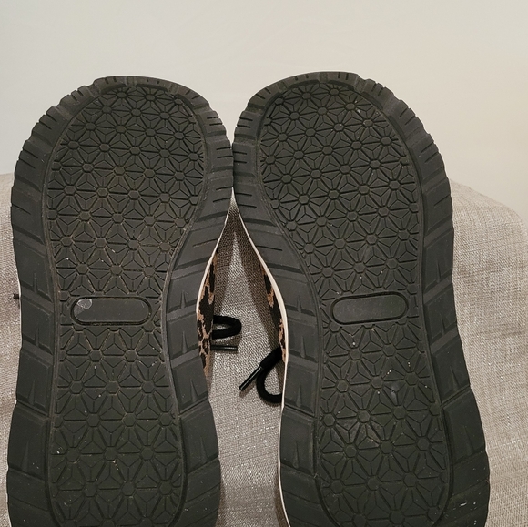 Vince Camuto Women's Black and Tan Sneakers - Picture 4 of 7